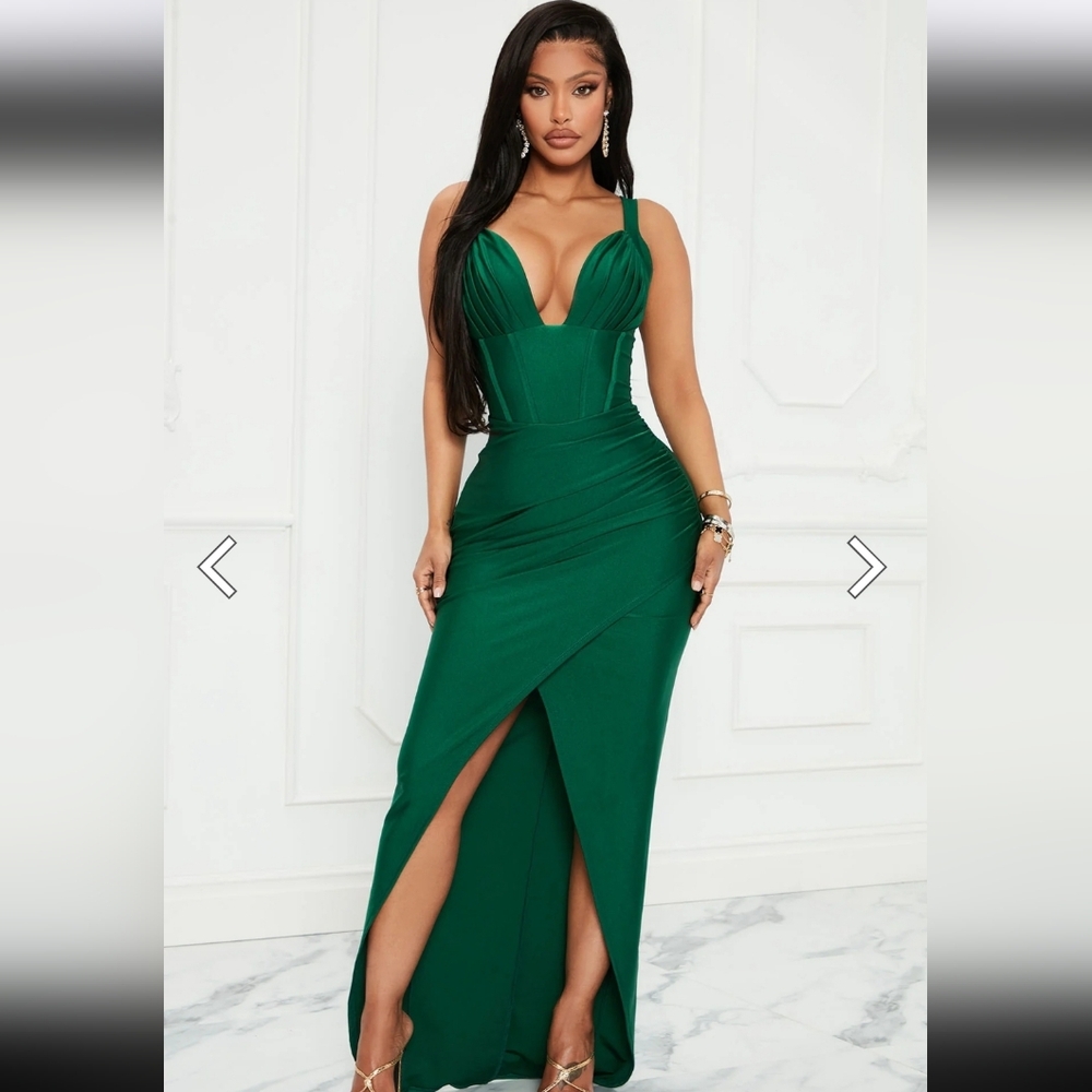 Fasion Nova On scene Maxi dress Hunter 15